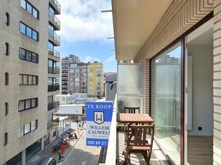 Mooi vernieuwd appartement met 1 slaapkamer en dit op een toplocatie te Heist-aan-Zee. <br />Het appartement bevindt zich tussen de Zeedijk, de mooi vernieuwde Graaf d'Ursellaan en het Heldenplein. Talloze horeca en lokale winkels op enkele passen van het appartement. <br />Kortom: dé perfecte plaats om te vertoeven aan zee. <br /><br />Het appartement werd recent vernieuwd met de leefruimte vol in het zuiden. <br />Volledig instapklaar met een conforme elektriciteitskeuring, een gunstig energielabel en een asbestveilig attest.<br /><br />Indeling:<br />Inkomhal met vestiaire en apart toilet, een brede leefruimte met veel licht en toegang tot een zonnig terras, een ingerichte open keuken, een zeer mooie badkamer met inloopdouche en een volwaardige slaapkamer aan de achterzijde. Private kelderberging op niveau -1 inbegrepen.<br /><br />Zonder twijfel een leuke pied-à-terre aan zee met het strand juist om de hoek.<br />Ook als vastgoedinvestering een interessante aankoop.<br /><br />Bezoeken of meer informatie?<br />Contacteer Willem Cauwels op tel. 050/89.27.70.