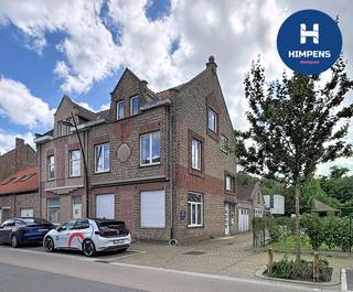 Dit stijlvolle herenhuis werd <strong>volledig ingericht</strong> en succesvol uitgebaat als<strong> vakantiewoning</strong> en beschikt over maar liefst <strong>5 ruime slaapkamers en 5 badkamers</strong>, wat garant staat voor optimaal comfort en privacy voor elke gast.<br /><br />De woning is <strong>volledig operationeel voor vakantieverhuur </strong>en beschikt over een <strong>officieel goedgekeurde toeristische logiesfunctie </strong>toegekend door de <strong>gemeente Koksijde</strong>. Daarnaast is het pand volledig <strong>in orde met de geldende regelgeving</strong>: het is ingeschreven bij <strong>Toerisme Vlaanderen</strong> en beschikt over een<strong> geldig brandveiligheidsattest</strong>.<br /><br />Dankzij de doordachte indeling en complete inrichting biedt deze eigendom een uitstekend verhuurpotentieel met aantrekkelijk rendement. Dit maakt het pand bijzonder interessant voor investeerders die op zoek zijn naar een vastgoedopportuniteit met onmiddellijke exploitatiewaarde én verdere groeimogelijkheden.<br /><br /><u><strong>Belangrijkste troeven</strong></u>
<ul>
	<li>Karaktervol herenhuis</li>
	<li>5 volwaardige slaapkamers &amp; 5 badkamers</li>
	<li>Volledig ingericht en instapklaar voor vakantieverhuur</li>
	<li>Officieel goedgekeurde toeristische logiesfunctie</li>
	<li>Ingeschreven bij Toerisme Vlaanderen</li>
	<li>Geldig brandveiligheidsattest</li>
	<li>Sterk rendements- en investeringspotentieel</li>
</ul>
Deze eigendom vormt een unieke kans voor wie wil investeren in toeristisch vastgoed met schaalbaarheid, of voor wie op zoek is naar een ruime woning met een veelzijdige invulling.<br /><br />📩 <strong>Meer info of bezoek?</strong> Contacteer ons gerust.
