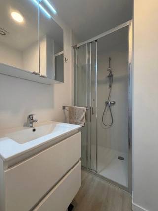 <p>ENKEL STUDENTEN!<br /><br />Ben je op zoek naar een stijlvolle en gezellige studentenkamer? Dan is deze kamer precies wat je zoekt. De kamer is beschikbaar vanaf 15 september 2025 en is volledig gemeubileerd, waardoor je direct kunt intrekken en je meteen thuis kunt voelen. We hebben aan alles gedacht om ervoor te zorgen dat je een comfortabele en aangename leefomgeving hebt tijdens je studieperiode. Alle kamers beschikken over een privatieve badkamer met douche, toilet en wastafel. Naast je eigen privékamer heb je ook toegang tot de hypermoderne gemeenschappelijke keuken met terras. De ligging van het gebouw is ideaal voor studenten. Het is gelegen in het rustige Heverlee rustige, maar toch dicht bij universiteiten, hogescholen, openbaar vervoer en sportaccommodaties. Als je geïnteresseerd bent in het huren van deze prachtige studentenkamer, neem dan contact met ons op om een bezichtiging in te plannen. Wees er snel bij, want deze kamer zal snel worden verhuurd!</p>