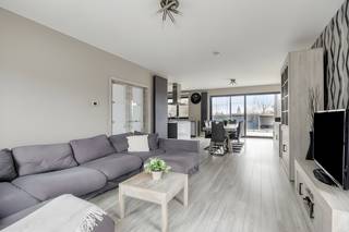 Deze mooie, instapklare woning in open bebouwing met praktijkruimte voor een vrij beroep bevindt zich in een fijne woonwijk in Landen. De woning biedt aangename, heldere en open leefruimtes op het gelijkvloers, 4 kamers op de verdieping en een inpandige garage. Links van de privé-woning bevindt zich de praktijkruimte (2019), die momenteel is ingericht als kapsalon. Achteraan de woning is er een aangelegde tuin met zwembad en 2 overdekte terrassen. 

Omvattende:
Gelijkvloers: inkomhal, leefruimte, open keuken, berging en wasplaats, toiletruimte, inpandige garage 
Praktijkruimte - gelijkvloers: mooie praktijkruimte links aan de woning
Eerste verdieping: nachthal, master bedroom, 3 slaapkamers, badkamer 
Zolderverdieping: bergzolder 
Oprit, terras en tuin: oprit, omheinde tuin met 2 overdekte terrassen, zwembad en poolhouse
Ligging: de woning bevindt zich in een vrij recente woonwijk aan de rand van het centrum van Landen en biedt alle faciliteiten in de nabije omgeving. Bushaltes zijn vlakbij, het station van Landen bevindt zich op 1 km en de aansluiting met de E40 op een 5-tal km.  
Bekijkt u dit pand via één van onze aanverwante websites, dan verwijzen wij u graag door naar onze eigen website. 
