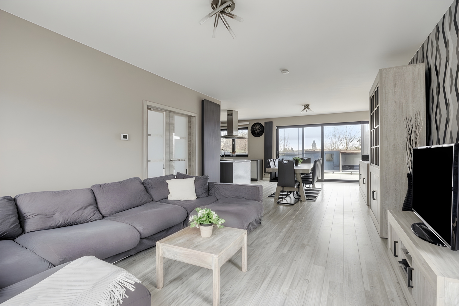 INSTAPKLARE WONING MET PRAKTIJKRUIMTE/BUREEL EN ZWEMBAD   - foto 2