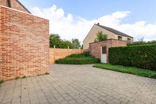 <strong>Volledig gerenoveerde 3-gevelwoning (2011), ideaal gelegen aan de Hippodroomlaan op de grens met Wezembeek-Oppem.</strong><br />Gelijkvloers: Inkomhal, WC, bureau, living met toegang naar het grote terras met berging en volledig ingerichte keuken.<br />Eerste verdieping: Nachthal, wasplaats, 3 slaapkamers en ruime badkamer voorzien van ligbad, douche, dubbele lavabo en WC.<br />Extra informatie: EPC B en elektrische installatie is conform.