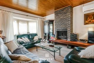 Voor meer info en foto’s, surf naar www.swevers.be –<br /><br />Op zoek naar een unieke combinatie van wonen en ondernemen? Dit karaktervolle handelspand uit 1935 biedt een bewoonbare oppervlakte van 265 m² op een perceel van 3a56ca, strategisch gelegen vlak bij de grens met Maastricht. Het gelijkvloers omvat een volledig ingericht restaurantgedeelte met eetzaal, keuken, koelruimte, berging en bureel. Dit maakt het pand perfect voor horeca of andere commerciële activiteiten.<br /><br />De eerste verdieping herbergt een ruime living (37 m²), een aparte keuken (11,2 m²) en een badkamer. Grote raampartijen zorgen voor veel licht en een ruimtelijk gevoel. Op de tweede verdieping bevinden zich drie volwaardige slaapkamers en een apart toilet. Een extra troef is het ruime terras met prachtig uitzicht.<br /><br />Daarnaast biedt de zuidgerichte tuin van 180 m² een heerlijke buitenruimte, bereikbaar via de zijkant van het pand. De kelder van 40 m² zorgt voor extra opslagmogelijkheden. Met scholen, openbaar vervoer en autosnelwegen in de directe omgeving is dit pand uiterst bereikbaar en ideaal voor ondernemers en investeerders.<br /><br />Voor meer informatie, bel 012 699 900. Bron bewoonbare oppervlakte: EPC – verslag.<br /><br />Dit pand is onderworpen aan de renovatieverplichting van de Vlaamse overheid voor niet-residentiële gebouwen (behoudens bij sloop binnen 5 jaar na de aankoop). Consulteer voor meer informatie de website van het Vlaams Energie- en Klimaatagentschap via https://www.vlaanderen.be/bouwen-wonen-en-energie/niet-residentiele-gebouwen/verplichtingen-voor-niet-residentiele-gebouwen/renovatieverplichting-voor-niet-residentiele-gebouwen.