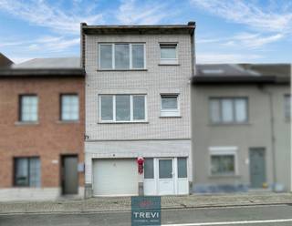 Lembeek, in een mooie, rustige woonstraat dicht bij de hoofdwegen, mooie stadswoning met 2 slaapkamers en een prachtige tuin. De begane grond...