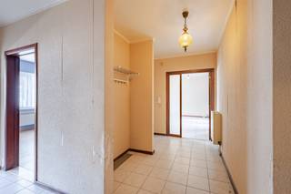 <p>Bent u op zoek naar een ruim appartement op een centrale ligging in Sint-Niklaas? Dan is dit misschien wel uw nieuwe thuis!</p><p>Dit lichtrijke appartement bevindt zich op wandelafstand van winkels, scholen, openbaar vervoer en andere voorzieningen. Via de ruime inkomhal bereikt u de gezellige leefruimte met veel natuurlijke lichtinval en de aparte, ingerichte keuken. Aan de achterzijde van het gebouw geniet u van een aangenaam terras.</p><p>Verder beschikt het appartement over twee volwaardige slaapkamers en een badkamer met douchebad, aparte douche, wastafel en toilet.</p><p>Dankzij het EPC-label B geldt geen renovatieplicht, wat dit appartement niet alleen ideaal maakt voor een startend koppel of gezin, maar ook als interessante investering.</p><p>Troeven<br />Twee slaapkamers<br />Centrale ligging<br />Gezellig terras<br />Geen renovatieplicht (EPC-label B)<br />Ideaal als investering of voor eigen bewoning</p><p>Interesse?<br />Contacteer ons via margot.raemdonck@immo-zone.be of 0473 51 80 58 voor meer informatie of een bezoek.</p>