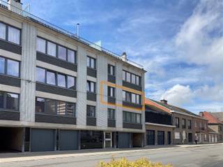 <p>2-slaapkamerappartement te huur nabij het stadscentrum, rechtover de Woeker te Oudenaarde.</p><p>Het appartement omvat een inkomhall, een ruime living, een keuken met berging, 2 slaapkamers, een badkamer met bad en lavabo en apart toilet.<br />Aanpalend aan de slaapkamer heb je een zonnig terras. <br />Beneden heb je nog een aparte berging.</p><p>Info<br />€50/mnd gemeenschappelijke lasten.<br />Vrij vanaf 01/04/2026<br />Mogelijkheid tot het bijhuren van een garage €70/mnd</p><p>Bij verdere interesse vraag uw bezoek aan via onze website www.immodhondt.be <br /> </p>