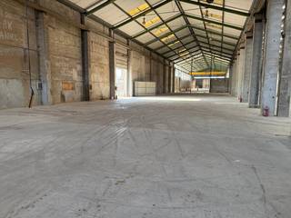 Dit veelzijdige bedrijfsgebouw (5.952 m²) te huur geniet een strategische en vlot bereikbare ligging in Aalter. Het pand leent zich uitstekend...