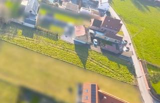 Wenst u residentieel te wonen in het rustige Bovekerke op een perceel bouwgrond van 1113m² met zuidgerichte oriëntatie?<br /><br />Hier kunt u zelf uw droomwoning realiseren. Dit stuk bouwgrond voor een alleenstaande villa is vergund met een poolhouse en zwembad/vijver. U kan met de bestaande plannen verder of uw eigen stijl van woning ontwerpen. <br /><br />Vrij van bouwheer. U kan dus alles zelf op maat gaan bouwen. <br />Reeds plannen vergund voor een moderne villa met zwembad en poolhouse, maar u bent vrij om hiervan af te wijken mits goedkeuring door gemeente. <br /><br />Bent u op zoek naar een unieke bouwgrond? Contacteer ons voor een afspraak.
