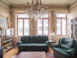 <strong>Te renoveren handelshuis (266 m²) met stadstuin. Wonen en werken in het centrum van Gent.</strong><br /><br /><em>Voor meer informatie, mail naar info@carloeggermont.be</em><br /><br />De prachtige neoclassicistische gevel zet meteen de toon voor dit karaktervolle pand, dat nog beschikt over authentieke elementen zoals parketvloeren, een originele haard en sierlijsten – details die het burgerhuisgevoel versterken.<br /><br />Dit pand op een perceel van 175 m², met een uitzonderlijk ruime stadstuin, biedt de bijzondere kans om wonen en werken te combineren op een uitstekende locatie nabij de Kouter. Een locatie die deel uitmaakt van het Petercelle-project, waarbij meer aandacht zal worden besteed aan toegankelijkheid en groen. De woning vraagt een bijkomende modernisatie, maar biedt de perfecte basis om uw eigen stempel te drukken.<br /><br />Indeling: <br />Op de begane grond bevindt zich vooraan de handelsruimte en achteraan de keuken met eetplaats en toegang tot de uitzonderlijke stadstuin. <br />Op de tussenverdieping vinden we de ruime badkamer met achterliggende wasplaats. De 1<sup>ste</sup> verdieping omvat de leefruimte en eerste slaapkamer. <br />De tweede en derde slaapkamer bevinden zich op de 2<sup>de</sup> verdieping. <br />Een vierde kamer en de ruime polyvalente zolder bevinden zich op de bovenste verdieping. <br /><br /><strong>Een zeldzame kans voor wie op zoek is naar een woning met karakter, ruimte en een enorm potentieel!</strong>