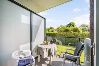<p>Moderne assistentieflat met terras in een comfortabele residentie met ondersteuning op maat! Deze verzorgde assistentieflat van 63 m² combineert zelfstandig wonen met extra gemoedsrust dankzij de aanwezigheid van een woonassistent. Gelegen in een moderne residentie uit 2016, geniet u hier van alle comfort in een veilige en aangename omgeving, dicht bij winkels, openbaar vervoer en andere voorzieningen. <br /><br />INDELING:<br />Inkomhal, lichtrijke leefruimte met volledig geïnstalleerde open keuken, praktische wasplaats/berging, ruime slaapkamer van 13,29 m², comfortabele badkamer met alle voorzieningen en een apart toilet. Daarnaast beschikt het appartement over een aangenaam terras/balkon en een private kelderberging.<br /><br />De residentie richt zich op personen die zelfstandig kunnen wonen, met ondersteuning binnen handbereik indien nodig. Een woonassistent is 6 dagen op 7 aanwezig en staat in contact met diverse zorgverleners om bewoners naar de juiste hulpverlening te begeleiden.<br /><br />Voor wie is dit pand ideaal?<br />♦ Voor 65-plussers of personen met een zorgnood die zelfstandig willen blijven wonen.<br />♦ Voor investeerders die op zoek zijn naar een zorgvastgoedbelegging met verhuurmogelijkheden.<br />♦ Voor wie comfort, veiligheid en ondersteuning wil combineren in een moderne woonomgeving.<br /><br />Extra troeven:<br />✔ EPC-label A<br />✔ Lift aanwezig<br />✔ Private kelderberging<br />✔ Mogelijkheid tot het huren van een parkeerplaats<br />✔ Moderne residentie gebouwd in 2016<br /><br />Bezoek na afspraak met Immo Beguin: info@immobeguin.be</p>
