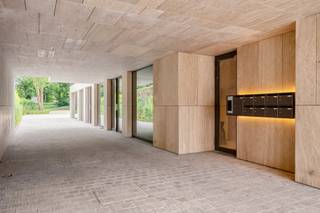 <p><span>Exclusieve nieuwbouwappartementen te huur in het centrum van Schilde</span></p><p><span>Ontdek deze stijlvolle nieuwbouwappartementen waar comfort, kwaliteit en tijdloze elegantie samenkomen. Elk appartement werd afgewerkt met hoogwaardige materialen en oog voor detail, zodat u meteen kunt genieten van een luxueuze woonervaring.</span></p><p><span>De lichtrijke leefruimtes zijn voorzien van een prachtige samengestelde eiken parketvloer die zorgt voor een warme en moderne uitstraling. De volledig uitgeruste designkeuken in fineer gerookte eik, afgewerkt met natuurstenen werkbladen, vormt het hart van de woning en is uitgerust met kwalitatieve toestellen van Novy, Liebherr en Bosch.</span></p><p><span>Ook aan praktisch comfort werd gedacht. Zo beschikt elk appartement over een vestiaire en een op maat gemaakte dressing in de hoofdslaapkamer. Badkamer, keuken en berging zijn afgewerkt met onderhoudsvriendelijke keramische tegels van hoogwaardige kwaliteit.</span></p><p><span>De appartementen worden volledig geschilderd opgeleverd en zijn voorzien van verlichtingsarmaturen, zodat u zonder zorgen meteen kunt intrekken.</span></p><p><span>Troeven van deze appartementen:</span><span><br />- Hoogwaardige en duurzame afwerking<br /> - Volledig uitgeruste designkeuken met topmerken<br />- Op maat gemaakte dressing in de hoofdslaapkamer<br />- Warme eiken parketvloer in de leefruimtes<br />- Verlichtingsarmaturen inbegrepen<br />- Volledig geschilderd en instapklaar<br />- Tijdloze architectuur en optimaal wooncomfort</span></p><p><span>Bent u op zoek naar een appartement waar kwaliteit, comfort en stijl centraal staan? Dan zijn deze exclusieve nieuwbouwappartementen absoluut een bezoek waard. Neem vandaag nog contact op voor meer informatie of een bezichtiging.</span></p>