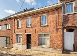 <strong>VOLLEDIG TE RENOVEREN EIGENDOM</strong> met <strong>DIVERSE OPTIES</strong> in het charmante Erwetegem, een deelgemeente van Zottegem. Met een <strong>WOONVOLUME</strong> die zich uitstrekt over <strong>DRIE VERDIEPINGEN</strong>, geniet je hier van ruimte in overvloed: een lichtrijke leefruimte, aparte eetplaats en keuken vormen het hart van de woning. Boven bevinden zich <strong>DRIE SLAAPKAMERS EN EEN DOORLOOPKAMER</strong> die als extra kamer of bureau kan dienen, terwijl de <strong>VASTE TRAP</strong> naar de <strong>ZOLDERVERDIEPING BIJKOMENDE UITBREIDINGSMOGELIJKHEDEN</strong> biedt. Buitenshuis kan je heerlijk vertoeven op <strong>HET TERRAS OF IN DE TUIN</strong>. De rustige ligging in deze <strong>GROENE OMGEVING</strong> combineert <strong>LANDELIJKE CHARME MET EEN VLOTTE BEREIKBAARHEID</strong> naar het <strong>CENTRUM VAN ZOTTEGEM</strong>, scholen, winkels, E40 en openbaar vervoer.<br /><br />Adres: Polder 9 te Zottegem<br /><br />Renovatieplicht van toepassing; P-score: A, G-score: A