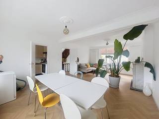 Deze gerenoveerde en gemeubelde rijwoning combineert authentieke charme met een frisse, lichte afwerking, klaar om zo in te trekken. De leefruimte op het eerste verdiep, met visgraatparket, marmeren schouw en sierlijke plafondornamenten baadt in natuurlijk licht en biedt plaats aan een ruime zit- én eethoek, ideaal om samen te koken, te ontspannen of vrienden te ontvangen. De aparte keuken is volledig uitgerust met oven, vaatwasser en inductiekookplaat.<br /><br />De woning telt drie volwaardige slaapkamers. Twee ruime kamers op de tweede verdieping, elk met veel lichtinval. De badkamer beschikt over een dubbele lavabo en ligbad met douche.<br />De derde slaapkamer bevindt zich op de sfeervolle zolderverdieping: een indrukwekkende open ruimte met originele houten balken, meerdere Velux dakvensters en plaats genoeg voor een thuiskantoor, fitnesshoek én wasplaats.<br /><br />Perfect voor wie thuiswerkt of een extra leefruimte zoekt. Ook voor cohousers is de indeling van deze gemeubelde huurwoning ideaal: elke kamer biedt privacy en ruimte, terwijl de gemeenschappelijke delen genereus bemeten zijn.<br />Geen syndicus.