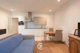 <p>Bent u op zoek naar een studio in het centrum van Gent? Dan hebben wij precies wat u zoekt!</p><p>De studio is gelegen aan de Einde Were in Gent, in een aangename en goed bereikbare buurt op korte afstand van het stadscentrum. In de nabije omgeving vindt u tal van winkels, scholen, universiteiten, openbaar vervoer en alle nodige voorzieningen. Bovendien geniet u hier van een uitstekende bereikbaarheid dankzij de nabijheid van belangrijke invalswegen en diverse openbaarvervoersmogelijkheden. Dankzij deze gunstige ligging combineert de studio het comfort van rustig wonen met de nabijheid van het bruisende stadsleven — ideaal voor wie centraal en praktisch wil wonen.</p><p>Bij binnenkomst betreedt u de inkomhal, die toegang biedt tot de leefruimte en de keuken. Vanuit de leefruimte bereikt u de berging en het ruime terras. Via de inkomhal heeft u eveneens toegang tot het apart toilet en de badkamer.</p><p>Daarnaast kan er eveneens een ondergrondse berging worden bijgekocht voor €5.000.</p><p>Interesse? Contacteer ons gerust voor meer informatie of om een bezoek in te plannen.</p>