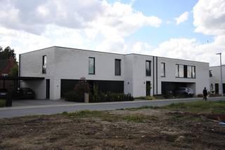 Lot 5 is een halfopen bebouwing in de moderne stijl. <span>Deze woning ligt in een nieuw woonproject zonder doorgaand verkeer. Op fietsafstand van het station van Lichtervelde, vlotte verbinding naar Torhout en Roeselare en nabij de oprit van de E403. De woningen in deze verkaveling worden aangeboden met ingerichte badkamer, bevloering en ingerichte keuken.</span><br /><br /><span>GELIJKVLOERS inkom, wc, ruime living met open keuken, berging.<br />EERSTE VERDIEPING: 3 ruime slpks, aparte wc, badkamer ingericht met ligbad, inloopdouche en badkamermeubel met dubbele lavabo en technische ruimte.<br /><br />Energiezuinige woning (E - 18) door doorgedreven isolatiepakket, ventilatiesysteem D, zonnepanelen, vloerverwarming en warmtepomp. Extra troeven. Leuke tuin, grenzend aan groenzone. Carport mogelijk.<br /><br />Prijs excl. btw en kosten. Download de brochure op https://durabrik.immo/lichtervelde-leysafortstraat <br />Bij Durabrik ben je zeker van een vaste prijs. Geen budgettaire verrassingen dus tijdens je bouwtraject.<br />Heb je vragen? Contacteer dan je bouwadviseur via 09/280.60.60. of mail naar info@durabrik.be.<br /><br />Bezoek onze kijkwoning in Roeselare.<br />* Beelden en oppervlaktes zijn indicatief.</span>