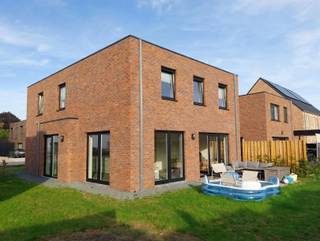 <p><span>Deze moderne nieuwbouwwoning is gerealiseerd aan de Leliestraat 23, een rustige doodlopende zijstraat van de Breden Els, nabij het centrum van Balen. Snelle verbinding naar Mol en Lommel.</span></p><p><span>De woning is momenteel bewoond, en is beschikbaar vanaf december 2026.</span></p><p><span>De woning heeft een ruime, lichte woonkamer met open keuken. </span></p><p><span>De leefruimte heeft dadelijk contact met de tuin. </span></p><p><span>Boven drie slaapkamers, bureauruimte en een badkamer met ligbad en douche.</span></p><p><span>Het perceel is ruim, 7 are 20 ca in open bebouwing. De woning is voorzien van zonnepanelen. EPC - 11 A+ woning</span></p><p><span>Voor een bezoek, bel voor een afspraak op 0475 811 815</span></p><p><span> </span></p>