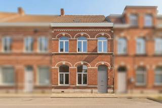 In een rustige straat in het centrum van Izegem bevindt zich deze ruime en solide tussenwoning. De woning biedt een functionele indeling met drie slaapkamers, bureauruimte, ruime zolder en extra leefruimte dankzij de veranda. Bovendien geniet je van een vlotte bereikbaarheid, met het station en bushalte op wandelafstand en een directe verbinding naar de E403.<br /><br /><strong>Ligging: </strong>De woning ligt centraal in Izegem, in een rustige woonomgeving op wandelafstand van openbaar vervoer zoals het station en nabijgelegen bushaltes. Dankzij de uitstekende verbinding met de E403 bereik je moeiteloos de omliggende steden. Alle voorzieningen zoals winkels, scholen en recreatie bevinden zich op korte afstand.<br /><br /><strong>Indeling:</strong>
<ul>
	<li><u>Gelijkvloers</u>: Ruime inkomhal die toegang biedt tot de lichtrijke woonkamer met open keuken. Verder is er een aparte wasplaats met doucheruimte en toilet. Achteraan bevindt zich een aangename veranda die extra leefruimte creëert.</li>
	<li><u>Eerste verdieping</u>: De nachthal geeft uit op drie volwaardige slaapkamers, een badkamer en een comfortabele bureauruimte.</li>
	<li><u>Tweede verdieping</u>: Via een vaste trap bereik je de ruime zolderkamer, ideaal als bijkomende slaapkamer of hobbyruimte.</li>
	<li>De woning beschikt over een praktische kelder.</li>
	<li><u>Buitenruimte</u>: Achteraan bevindt zich een onderhoudsvriendelijke koer. Aan de overkant van de straat beschik je over een garagebox met een extra tuintje, een absolute meerwaarde in het centrum.</li>
</ul>
<strong>Technische eigenschappen:</strong>

<ul>
	<li>Traditionele bouw.</li>
	<li>Centrale verwarming op aardgas.</li>
	<li>PVC-ramen met dubbel glas.</li>
	<li>EPC-label E – renovatieverplichting van toepassing.</li>
</ul>
<strong>Troeven:</strong>

<ul>
	<li>Rustige en centrale ligging.</li>
	<li>Ruime en functionele indeling, ideaal als gezinswoning.</li>
	<li>Mogelijkheid tot creëren van extra slaapkamer op zolder.</li>
</ul>
<strong>Extra troef:</strong><br />Mogelijkheid tot aankoop van <strong>bijhorende garage met zonnig tuintje</strong>. Ideaal voor iemand die graag nog wat extra plaats wenst voor het tuinieren of als opslagplaats. <br />Prijs garage is niet inbegrepen in de prijs en kan aangekocht worden voor <strong>25.000,00 euro.</strong><br /><br /><strong>Interesse?</strong> Neem contact op met ons kantoor voor meer informatie of plan een vrijblijvend bezoek via 051/201.400 | info@dicasa.be. 