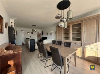 <h2><span>Instapklaar 2-slaapkamerappartement met terras en autostaanplaats</span><span><br /></span><span>Dit instapklare appartement bevindt zich op de tweede verdieping van een kleinschalig gebouw met lift. Vanuit deze centrale ligging geniet u van een uitstekende verbinding met lokale winkels en bevindt u zich op wandelafstand van openbaar vervoer en scholen. Ook met de wagen bereikt u vlot de autosnelweg richting Antwerpen, Mechelen en Brussel.</span></h2><h3><span>Leefruimte &amp; keuken:</span><span><br />De woonkamer is afgewerkt met een laminaatvloer en geniet van veel natuurlijke lichtinval dankzij de kamerbrede ramen aan de voorzijde. Vanuit de leefruimte heeft u rechtstreeks toegang tot de halfopen keuken. Deze keuken is volledig geïnstalleerd, afgewerkt met een tegelvloer en voorzien van een keramische kookplaat, oven, koelkast met vriesvak en vaatwasser.</span></h3><h3><span>Slaapkamers, badkamer &amp; toilet:</span><span><br />Via de nachthal bereikt u beide slaapkamers, de badkamer en het apart toilet. De slaapkamers meten respectievelijk 14 m² en 8 m² en zijn beide voorzien van een laminaatvloer. <br />De grootste slaapkamer geeft toegang tot het overdekte terras aan de achterzijde.<br />De badkamer beschikt over zowel een ligbad als een inloopdouche, een enkele lavabo met bijhorend meubel en een handdoekradiator. Het toilet is apart ondergebracht en voorzien van een handenwasser. Daarnaast is er een aparte berging waar u de aansluiting voor wasmachine en droogkast terugvindt</span><span>.</span></h3><h3><span>Terras &amp; kelder:</span><span><br />Op het overdekte terras aan de achterzijde kan u in alle rust genieten. Verder is er een handige privatieve kelderberging inbegrepen.</span></h3><h3><span>Autostaanplaats:</span><span><br />Bij het appartement hoort eveneens een ondergrondse autostaanplaats.</span></h3><p><span>Huurprijs, kosten &amp; beschikbaarheid:</span></p><p><span>Huurprijs</span><span>: €1.140/maand (inclusief autostaanplaats)</span></p><p><span>Provisiekosten</span><span> €50/maand (provisie voor minuterie en onderhoud gemene delen) </span></p><p><span>Beschikbaar:</span><span> 01/06/2026</span></p><p><span> </span></p><p><span>Extra troeven: </span></p><p><span>- Instapklaar</span></p><p><span>- Individuele meters </span></p><p><span>- Terras</span></p><p><span>- Private kelderberging</span></p><p><span>- Centrale ligging</span></p><p><span>- Mobiscore van 9,7/10</span></p><p><span> </span></p>