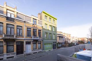 In de charmante Plankenbergstraat in Deurne ontdek je deze unieke woning die authenticiteit en modern comfort perfect combineert. Met maar liefst...