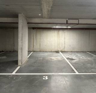 Vlakbij Leuven, IMEC, E40 etc. en op wandelafstand van het station Heverlee treft u deze inpandige autostaanplaats gelegen in de Hertogstraat in...