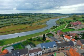 <p><span>Op zoek naar een woning die ruimte, comfort en een adembenemend uitzicht combineert? Dan is dit uniek pand aan de Grotestraat 332 in Kotem precies wat u zoek!</span></p><p><span>Hier woont u elke dag met de Maas als decor, omringd door rust en natuur, en toch vlakbij alle voorzieningen.</span></p><p><span>Gelijkvloers</span></p><p><span>Via de automatische poort betreedt u de zeer ruime inpandige garage. Hier is plaats voor twee wagens, fietsen en extra opslag. Op dit niveau bevindt zich ook een eerste badkamer met douche, toilet, wastafel en aansluiting wasmachine, wat dit verdiep praktisch en veelzijdig maakt. Achteraan sluit de garage aan op een ruimte met geïntegreerde sauna. Vanuit hier heeft u directe toegang tot een fraai aangelegd terras en prachtige tuin!</span></p><p><span>Eerste verdieping</span></p><p><span>De inkomhal op de eerste verdieping geeft u toegang tot twee slaapkamers, waarvan één is uitgerust met een geïntegreerde badkamer. Deze kamer heeft een open en luxueus karakter, ideaal voor wie houdt van een moderne, loftachtige sfeer.</span><span> </span><span> <br />Er is tevens op deze verdieping een gastentoilet aanwezig en een volledig uitgeruste keuken met eetkamer. De keuken is uitgerust met stoomoven, oven, combi-oven, vaatwasmachine, inductiekookplaat met dampkap en dubbele spoelbak. Dit alles afgewerkt met een granieten werkblad. </span></p><h4><span>Tweede verdieping </span></h4><p><span>De bovenste verdieping is volledig ingericht als woonkamer en is zonder twijfel de absolute blikvanger van deze woning. De ruimte ademt gezelligheid en klasse: de hoge plafonds en de houthaard zorgen voor warmte en sfeer!<br />Dankzij het hoge plafond is er de mogelijkheid om een mezzanine te creëren, ideaal als extra slaapruimte</span><span>. </span><span>Via een schuifpui komt u op het ruime terras met zonneluifel, een heerlijke plek om te genieten met een magnifiek uitzicht over de Maas! Hier bevindt zich ook nog een extra bergruimte, ideaal om alles netjes op te bergen.</span></p><h4><span>Extra comfort &amp; voorzieningen</span></h4><ul><li><span>EPC-label C energiezuinige woning</span></li><li><span>Vloerverwarming </span></li><li><span>Elektrische garagepoort</span></li><li><span>Houthaard in de leefruimte</span></li><li><span>Geïntegreerde geluidsinstallatie</span></li><li><span>Sauna in het bijgebouw</span></li></ul><p><span>Tuin</span></p><p><span>Achteraan de woning ligt een fraai aangelegde tuin die rust en privacy biedt. Naast het mooie groen vindt u er ook verschillende fruitstruiken met blauwe bessen, rode bessen en kruisbessen, ideaal om in de zomer zelf te plukken en te genieten van wat de tuin te bieden heeft.</span><span> </span><span>Een groot pluspunt is dat de tuin ook bereikbaar is via een poort aan de achterzijde (bereikbaar met de wagen via de Moerdijkstraat). Zo combineert u gemak met functionaliteit!</span></p><h4><span>Ligging</span></h4><p><span>De woning geniet een zeldzame en unieke ligging: vlak langs de Maas met kilometerslange fiets- en wandelroutes voor de deur. Toch bent u vlot verbonden met Maasmechelen, Lanaken, Genk en Maastricht, en liggen winkels en scholen binnen handbereik</span><span>. </span></p><p><span> </span></p><p><span>Maak snel een afspraak voor een bezoek en laat u overtuigen door de charme van deze unieke woning: 0487 96 38 96 of Mike@jemar.be!</span></p>
