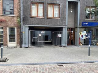 Ruime autostaanplaats op toplocatie in het centrum van Lier en op wandelafstand van het station.De afsluitpoort en garagepoort worden bediend met een...