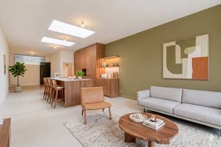 Bent u op zoek naar een woning waar werkelijk aan elk detail is gedacht? Deze recent en hoogwaardig gerenoveerde woning te koop aan de...