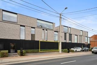 Recent gebouwd, modern afgewerkt en perfect gelegen appartement in Meulebeke! Dit stijlvolle appartement beschikt over twee slaapkamers en is voorzien van luxe afwerkingen die comfort en gezelligheid combineren. <br /><br />Dankzij de ideale indeling en het grote woonvolume is dit de perfecte plek om zorgeloos te genieten van je thuiskomst. Bovendien biedt het appartement een extra ruime staanplaats aan de achterzijde van de residentie.<br /><br />Indeling van het appartement:<br />Inkomhal met gastentoilet, leefruimte met open keuken (volledig uitgerust), berging, twee slaapkamers, badkamer, mooi zonneterras. Parkeerplaats. <br /><br />Enkele troeven:<br />- Energiezuinig, <br />- Gelijkvloers appartement, slechts één ander appartement heeft dezelfde ingang,<br />- Instapklaar,<br />- Ruim terras.<br /><br />Contacteer ons voor u uw persoonlijk bezoek in dit prachtige appartement!