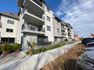 <p>In Residentie de Berenpoort vind je dit mooie en nieuwe appartement op minder dan een minuut van de oprit van de E40, de winkels en het openbaar vervoer. Voor wie wil wonen in een mooi en eigentijds project op een centrale ligging is dit een uitgelezen kans. En "mooi" is daarbij een goed gekozen woord want dit nieuw en stijlvol woonproject combineert tal van opvallende kwaliteiten die absoluut de moeite waard zijn om te bekijken. De Berenpoort staat garant voor wonen met uitstraling op een centraal gelegen en interessante plek. Lichtrijk en zonnig appartement met ruime living, 2 slaapkamers en terras. Zonneoriëntatie en zicht op groen. De autostaanplaats en kelder zijn inbegrepen in de prijs.<br /><br /><span>1ste verdieping (103m2):</span><br />Inkomhal - living (40m2) met laminaatparket - open ingerichte keuken met spoelbak, keramische kookplaat, oven, microgolfoven, dampkap, frigo, vaatwas en kasten - aansluitende berging - nachthal met toilet - badkamer met inloopdouche, meubel met dubbele lavabo en spiegelkast - 2 slaapkamers (12m2, 10m2) - zongericht terras<br /><br />Inclusief autostaanplaats (nr. 44) - kelderberging (nr. 3)<br /><br /><span>Algemeen:</span><br />- vrij op: 1/01/2027<br />- eigen zonnepanelen<br />- provisie gemeenschappelijke kosten: €65/m<br />- e-peil: E50<br />- volledig geschilderd<br />- op wandelafstand van winkels, openbaar vervoer, station<br />- nabij op/afrit E40</p>
