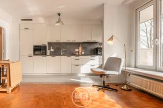 Welkom in De Roest d'Alkemadelaan 8 b 10 te Berchem!Dit ruim appartement bevindt zich op de 2de verdieping van het zeer goed onderhouden...