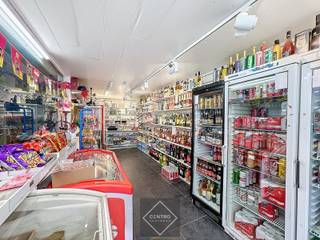 Verhuurd handelspand op commeriële ligging (Vlakbij het Casino en de Zeedijk) met 5% rendement!<br /><br /><strong>INDELING:<br /><u><em>Gelijkvloers</em></u></strong><br />Handelsruimte - toilet - ruime kelderberging.<br /><br /><u><strong>Opmerkingen:</strong></u><br />- Momenteel verhuurd.<br />- Veel passage.<br />- Mogelijkheid tot het kopen van een garagebox in het gebouw.<br /><br />Betaalbaar handelspand op COMMERCIËLE ligging te Blankenberge! Aarzel zeker niet om ons te contacteren voor verdere info of een bezoek ter plaatse: 050/70.01.02 - info@centro.be.