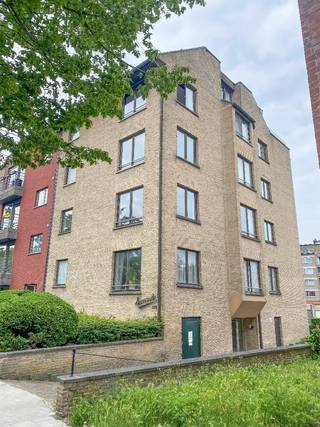 Deze verzorgde opbrengsteigendom bestaat uit 9 appartementen, 8 garages, fietsenberging, private bergingen en 3 parkeerplaatsen.Het gebouw is gelegen...