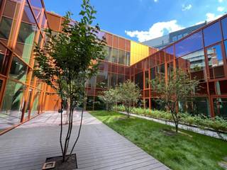 <p><span>Moderne en lichtrijke kantoorruimten te huur, verdeeld over 2 verdiepingen in een prestigieus gebouw dat momenteel wordt gerenoveerd. De kantoren bieden een unieke werkomgeving in het hart van de Europese wijk, vlak bij Schuman en het Berlaymontgebouw.</span></p>
<p><span>De ruimtes zijn uitgerust met geavanceerde technologieën en moderne voorzieningen, waaronder performante ventilatie, zonnepanelen, een warmtepomp, ledverlichting, beveiligde toegang, douches, fietsenstalling en een vergaderzaal. Een </span><strong><span>privéterras van 129 m²</span></strong><span> vervolledigt het geheel en biedt een uitzonderlijke buitenruimte.</span></p>
<p><span>In de onmiddellijke omgeving bevinden zich tal van voorzieningen, waaronder winkels, restaurants, bars, fitnesscentra, hotels en parkings. Het gebouw is bovendien uitstekend bereikbaar met het openbaar vervoer.</span></p>
<p><strong><span>Huurprijs exclusief lasten en belastingen.</span></strong></p>