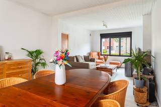 U komt binnen in een ruime hal met trap naar boven. Hier toegang tot de keuken. Vanuit de keuken toegang tot de living met laminaat, en gashaard. Naast de keuken is een overdekte serre. Buiten is aansluitend aan de woning nog een opbergruimte. De tuin is zeer diep en netjes.<br />Op de eerste etage zijn 2 zeer grote slaapkamers waar nieuwe laminaat is geplaatst. De badkamer is vernieuwd en voorzien van dubbel lavabo, ligbad en toilet.<br />Op de tweede verdieping is een multifunctionele ruimte waar zeker nog ruimte is voor twee slaapkamers. Deze ruimte heeft aan de voor en achterzijde twee veluxramen waardoor er zeer goede lichtinval is. Er is een kelder aanwezig en de hal is opnieuw betegeld. De woning is voorzien van elektrische rolluiken aan de voorzijde en boven. In de gang is het een handmatig rolluik. Het dak is vernieuwd, de ramen aan de voorzijde zijn vernieuwd en de voorzijde is geïsoleerd. Deze ruime gezinswoning op toplocatie is deels gerenoveerd. Plannen voor het verbouwen van de keuken zijn beschikbaar op ons kantoor. De straat is zeer rustig gelegen en vlakbij uitvalswegen en de autostrade!<br />Het EPC is een C label 231 kWh/M2 jaar. Elektrische keuring is niet conform. Asbestattest in aanvraag. <br />Interesse in een bezoek bel Chantal 0468/156151 of e-mail naar info@domus-immobilien.be. 