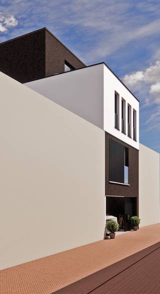 In het hart van Maaseik bevindt zich deze moderne nieuwbouwwoning, verspreid over vier niveaus, met een slimme indeling, veel lichtinval en oog...