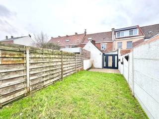 Op een rustige residentiële locatie te Izegem ligt dit gezellig instapklaar huisje; Indeling: Salon, eetplaats, keuken, badkamer, vanuit de keuken...