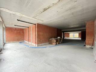 <p><span>Ligging<br /></span><span>Perfect gelegen op de markt van Zelzate.<br />Met een ideale zichtbaarheid en veel parking voor jouw (handels)activiteit.<br /><br /></span><span>Handelsgelijkvloers van 215m² en een vitrine van 10,5m<br /><br /></span><span>Deze casco handelsruimte biedt heel wat mogelijkheden en is vrij in te delen en in te richten.<br />Met een vitrine van 10,5m is er ultra zichtbaarheid.<br /><br /><br /></span><span>Extra<br /></span><span>/ heel wat parking op de markt<br />/ private fietsenstalling op het terrein<br /><br /></span></p>