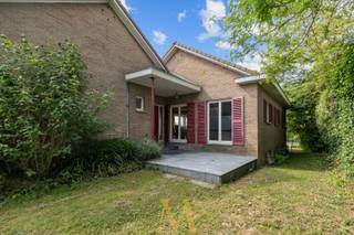 Ruime bungalow met 3 slaapkamers, zuidwestgerichte tuin & volledige kelder, op toplocatie nabij het centrum van Tielt.Op een perceel van 1.473 m²...