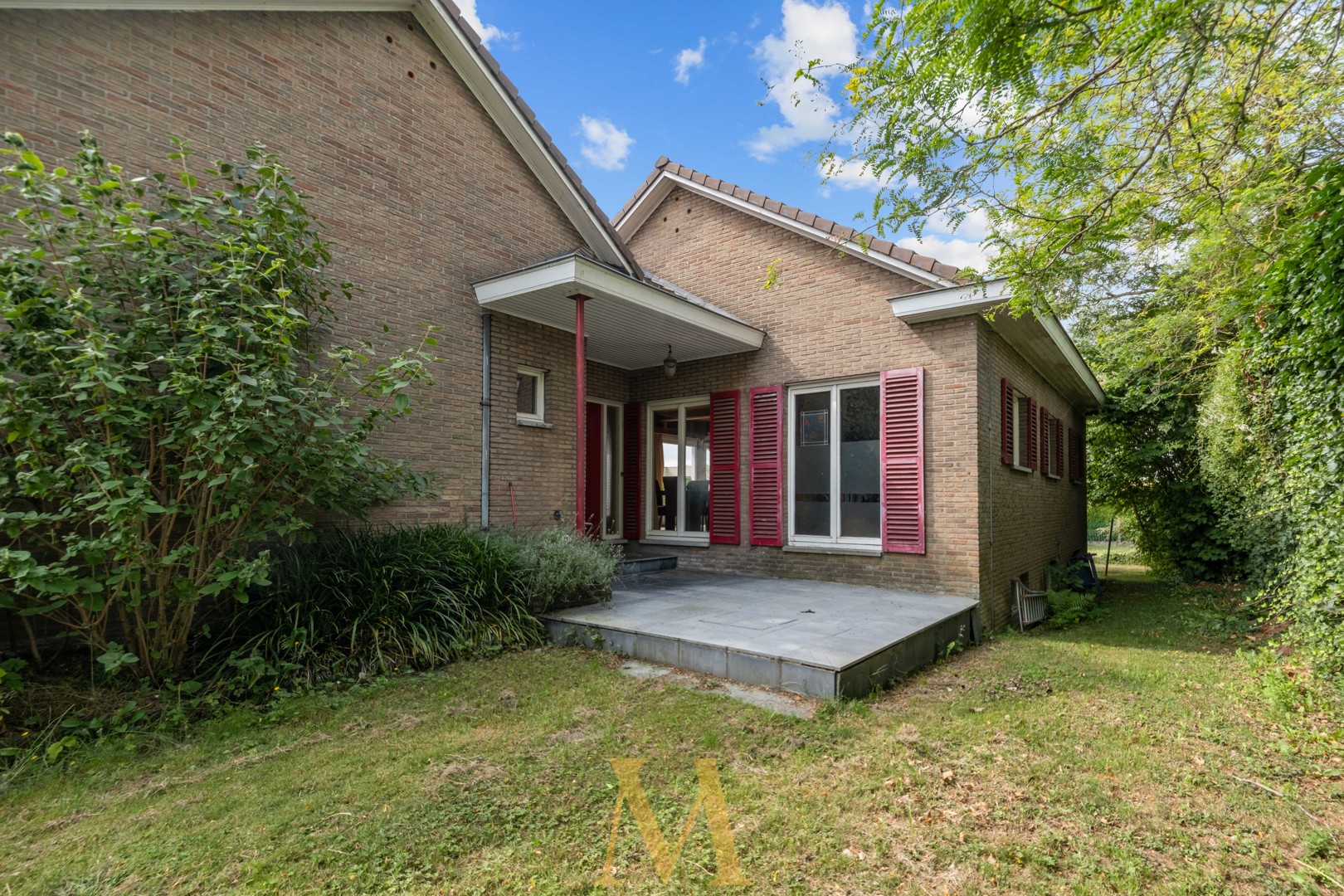 Ruime alleenstaande bungalow met zonnige tuin & volledige kelder op toplocatie in Tielt - foto 1