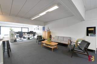 Ben je op zoek naar een praktische en goed gelegen kantoorruimte voor jouw onderneming? Deze kantoorruimte van 190 m², gelegen in Merelbeke, biedt...