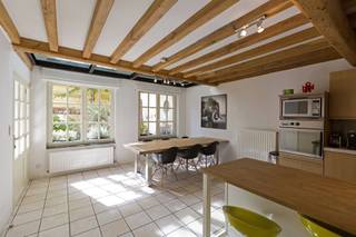Gelegen in het hart van Antwerpen, biedt dit charmante huis een unieke woonervaring. Met een bewoonbare oppervlakte van 210m², verdeeld over...