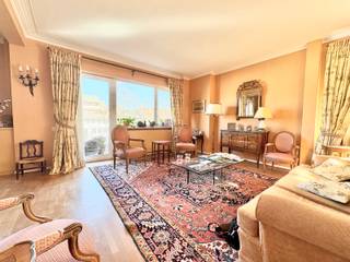 Idéalement situé à Uccle, dans le quartier Churchill, au 4e étage d’un immeuble de 8 étages, nous vous proposons ce superbe appartement de 209m2...