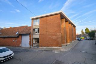 <p><strong>Te koop: studio met veel potentieel in centrum Doornik</strong><br /><br />In het centrum van Doornik, op de 2de verdieping van een gebouw, bevindt zich deze studio van ca. 27 m². Dankzij de centrale ligging en de mooie lichtinval vormt dit pand een interessante opportuniteit.<br /><br /><strong>Wat maakt dit pand uniek?</strong><br />De studio bestaat uit een <strong>lichtrijke leefruimte</strong> met <strong>kitchenette</strong> en een <strong>douchekamer</strong>. Het geheel dient volledig gerenoveerd te worden, zowel qua afwerking als technische uitrusting. De verwarming gebeurt via een gemeenschappelijke <strong>centrale verwarming op gas</strong> met calorimeters. Er zijn individuele watermeters en een aparte elektriciteitsmeter, wat het pand interessant maakt voor verhuur.<br /><br /><strong>Voor wie is dit ideaal?</strong><br />Ideaal voor investeerders of starters die op zoek zijn naar een betaalbaar renovatieproject in het centrum van Doornik, op wandelafstand van winkels, scholen en openbaar vervoer.<br /><br />Te koop via Immo Beguin, jouw vastgoedexpert sinds 2009, met kantoren in Ronse, Waregem, Kortrijk, Deinze, Doornik en Lessines.<br />Bezoek op afspraak via: tom@immobeguin.be</p>