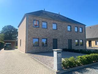 Deze nieuwbouwwoning is centraal gelegen in het centrum van De Pinte. Deze woning is ideaal gelegen voor elk doorsnee gezin. U kan er genieten van...