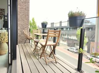 Vlakbij het centrum van Eeklo biedt dit uniek appartement op de tweede verdieping alle hedendaagse comfort in een aantrekkelijk jasje. 

Alle winkels, horeca en openbaar vervoer bevinden zich binnen handbereik. Hierbij is dit de ideale uitvalsbasis voor uw activiteiten binnen en buiten de stad. 

Het appartement bestaat uit een leefruimte met een open keuken, een badkamer met inloopdouche, een apart gastentoilet, een 2-persoonsslaapkamer en een berging. Het zonne-terras vooraan, een eigen parkeerplaats en een gemeenschappelijke fietsenberging vervolledigen de indeling. 

Het appartement wordt verwarmd op aardgas met radiatoren en verlucht via ventilatiesysteem D met warmterecuperatie. Energiezuinigheid is hier de norm!

Interesse in dit prachtig appartement? Maak online uw afspraak op www.vastgoedunicum.be of stuur een e-mail naar verhuur@vastgoedunicum.be.