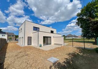 Deze moderne en praktische nieuwbouwwoning ligt op een zeer goede ligging te Evergem en ligt op een ideaal ZUIDgericht perceel ! Deze woning is...