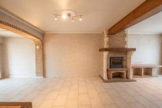 Goed gelegen, halfopen bebouwing op 251 m² met inkom, gastentoilet, ruime living met veranda, keuken, berging, 4 slaapkamers, badkamer,...