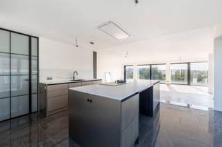 <p><strong>Residentie 'Park View' prestigieus wooncomplex gelegen in het hartje van Antwerpen. Unieke luxe ingerichte PENTHOUSE ca. 237 m² met fenomenaal riant dakterras ca. 112m² met wintertuin waar u geniet van een uniek panoramisch zicht over het stadspark, de stad, Centraal Station, Zoo en de omgeving . Het gebouw heeft slechts 7 appartementen en 1 appartement per verdieping.<br /></strong></p>
<p><strong>Dit duplex penthouse op de 7e verdieping biedt luxe en comfort in een unieke setting.</strong> Bij binnenkomst wordt u verwelkomd in een ruime inkomhal met gastentoilet en vestiaire. De royale leefruimte, afgewerkt met parketvloeren, baadt in natuurlijk licht dankzij de kamerhoge raampartijen die uitkijken op de rondvijver en het groen van het Stadspark. De open, kwalitatieve Siematic keuken is volledig uitgerust met een kookeiland, opbergkasten en hoogwaardige toestellen.<br /><br />Via de nachthal bereikt u de masterbedroom met een ensuite badkamer voorzien van een ligbad en inloopdouche. Verder beschikt het penthouse over twee extra slaapkamers (eveneens met parketvloeren), een aparte douchekamer voorzien van een inloop regendouche, toilet, handdoekdroger, dubbele lavabo in een meubel. Verder is er een praktische berging/wasplaats.</p>
<p><strong>Het absolute pronkstuk</strong> is het fenomenale <strong>private dakterras</strong> van <strong>112 m²</strong>. Hier geniet u van een adembenemend panoramisch uitzicht: vooraan over het Stadspark en achteraan over de Stad Antwerpen, het Centraal Station en het diamantkwartier. Het dakterras beschikt over een winterkamer/patio, ingericht als extra salon of slaapkamer met een eigen badkamer (douche en lavabo). Deze ruimte is voorzien van vloerverwarming, koeling en airconditioning, evenals zonnewerend en hoogrendementsglas.</p>
<p>Uw wagen parkeert u eenvoudig op een <strong>dubbele ondergrondse parkeerplaats</strong>, toegankelijk via een ruime autolift.<br /><br /><span><strong>BIJZONDERHEDEN;</strong> </span><br />- U<span>itzonderlijke woonbeleving<br /></span>- Beide verdiepen zijn voorzien van vloerverwarming en koeling + airco, ventilatiesysteem<br />- Uiterst gunstig gelegen (stadspark, Centraal Station, Meir, Diamantwijk...)<br />- Exeptionele uitzichten<br />- Energiezuinig gebouw en appartement - recente building<br />- 1 appartement per verdieping<br />- Dubbeke parkeerplaats in het gebouw aanwezig <br />- Lift in het gebouw <br />- Kelder inclusief<br />- Verkoop onder BTW-stelsel</p>