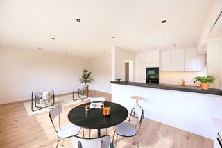 Op een toplocatie in het centrum van Brasschaat, op een steenworp van het gemeentepark, bevindt zich dit ruime en bijzonder lichtrijke hoekappartement op de eerste verdieping van een kleinschalig gebouw met slechts drie appartementen.Dankzij de hoekligging en de grote raampartijen geniet het appartement van veel natuurlijk licht. De ruime woonkamer sluit aan op de open keuken en biedt alle ruimte voor een comfortabele zit- en eethoek.Verder beschikt het appartement over twee volwaardige slaapkamers, beide met toegang tot het terras aan de achterzijde. De badkamer is uitgerust met een douche en lavabomeubel; ook de aansluitingen voor wasmachine en droogkast bevinden zich hier.De ligging is zonder twijfel een belangrijke troef: het gemeentepark ligt schuin tegenover het gebouw en winkels, horeca en andere voorzieningen van het centrum bevinden zich op wandelafstand.Het gebouw telt slechts drie appartementen en er zijn geen gemeenschappelijke kosten. Er is geen lift aanwezig.Ook het appartement op de tweede verdieping wordt te koop aangeboden, wat een interessante mogelijkheid biedt voor wie meerdere units binnen hetzelfde gebouw wenst aan te kopen, bijvoorbeeld als investering of als combinatie van eigen bewoning en verhuur.
