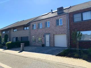 Gelegen op een heel rustige locatie in Wevelgem …<br /><br />In een heel rustig gelegen wijk op de grens tussen Wevelgem en Moorsele vinden we deze prachtige woning terug. De wagen parkeren we op de oprit. Vervolgens stappen we de woning binnen via de inkomhal met gastentoilet. De mooie glazen deur met zwart stalen frame leidt ons binnen in de uiterst lichtrijke leefruimte met open keuken. <br />De gezellige zithoek en ruime eethoek bieden beide een prachtig zicht op de tuin. De houtcassette zorgt voor extra gezelligheid tijdens de wintermaanden.<br />De keuken met keukenblad in dekton bevindt zich langs de achterzijde en is prachtig afgewerkt. Hier treffen we alle luxe: 2 koelkasten, vaatwasmachine, ingebouwde koffiezet, aqualex-kraan, ….<br />Via de keuken kunnen we naar de garage waar er nog een 2e aanrecht en heel veel vaste kasten geïnstalleerd zijn. Er is hier ook een waterontharder en er is plaats voor een wasmachine en een droogkast.<br />Boven zijn er 3 slaapkamers en een recent gerenoveerde badkamer en apart toilet. De badkamer beschikt over een grote inloopdouche en een lavabo. De master bedroom bevindt zich langs de achterzijde. Er is hier ook een dressing aanwezig. Aan de voorzijde zijn er nog 2 slaapkamers.<br />De zolder met valtrap biedt veel bergruimte. Hier staan ook een warmtepompboiler (270L) en 4 thuisbatterijen.<br />In de zuidgerichte tuin met groot terras is het heerlijk genieten. De tuin is heel onderhoudsvriendelijk dankzij het kunstgras. Het tuinhuis biedt voldoende bergruimte.<br />De woning wordt verwarmd met warmtepompen. Beneden en in de badkamer is er vloerverwarming. Er zijn zonnepanelen (14kWh), 4 thuisbatterijen (22kw) en een laadpaal. Iedere kamer boven beschikt over een warmtepomp voor verwarming en koeling.<br /><br />Er kunnen ook meubels worden meegehuurd.<br /><br />Dit is een prachtige woning, uitgerust met fantastische technologie, in een rustige buurt.